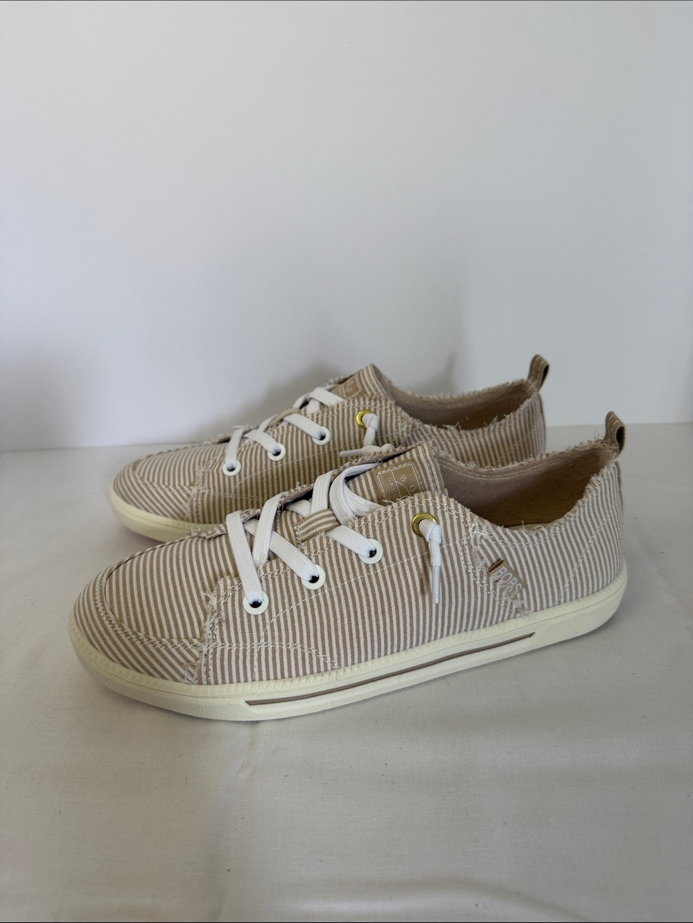 Skechers Neutral Stripe Canvas Sneakers - Beige size 8.5 New